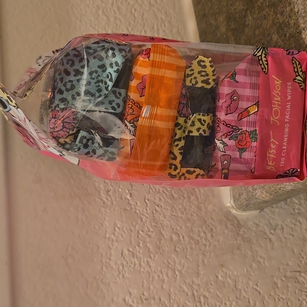 Betsey Johnson Collagen Cleansing Facial Wipes - Vibrant Multicolor New 4 pack - Picture 3 of 4